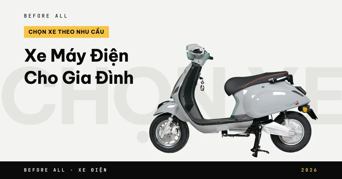Ảnh bìa bài "Xe Máy Điện Cho Gia Đình" của Before All: mẫu xe cắt nền trên chữ lớn, năm 2026