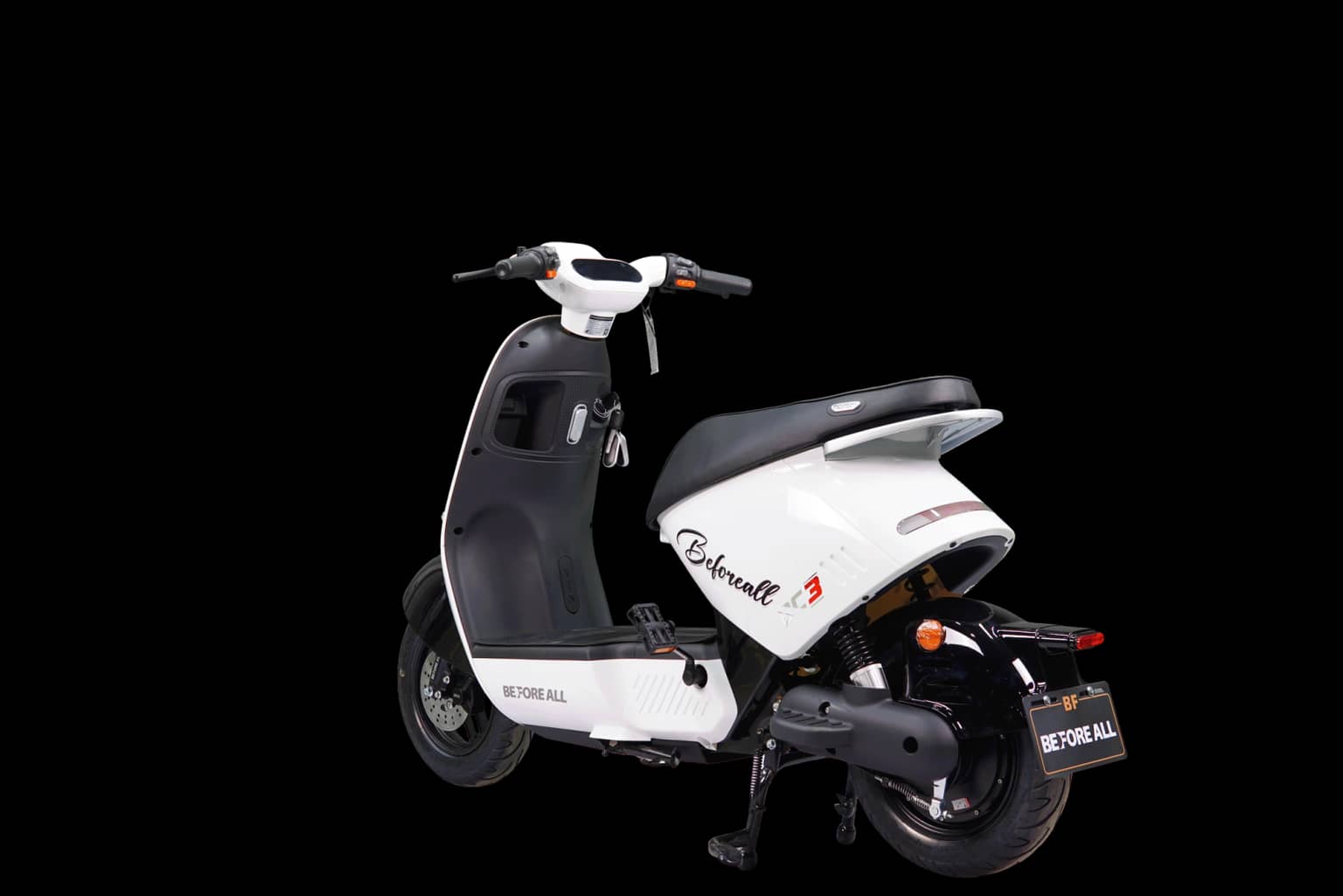 Xe điện Before All BC3 màu trắng đen nhìn từ phía sau bên trái, có bàn đạp và biển số Before All