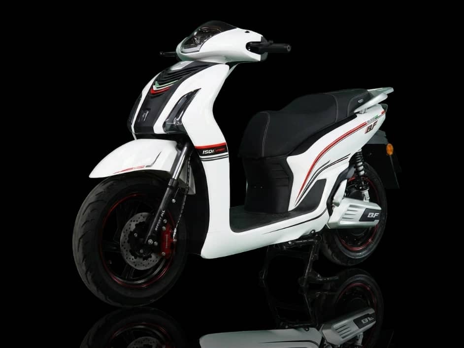 Xe máy điện Before All BF150i màu trắng viền đỏ chụp trên nền đen