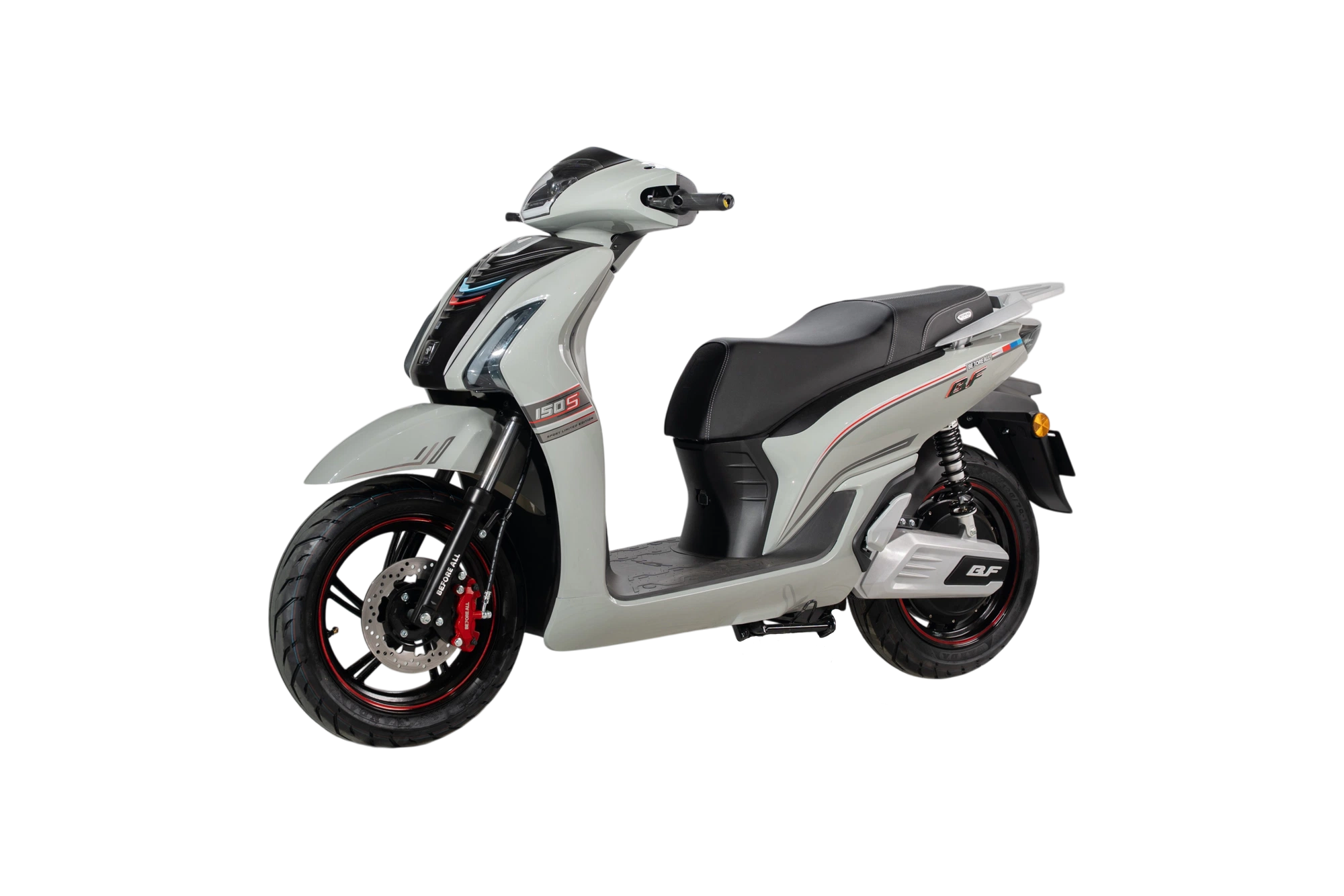 Cắm sạc xe máy điện tại ổ điện trong nhà